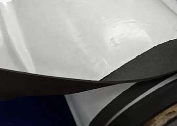 Perfil de borracha adesiva para vedação de portas Perfil de borracha adesiva para vedação de portas